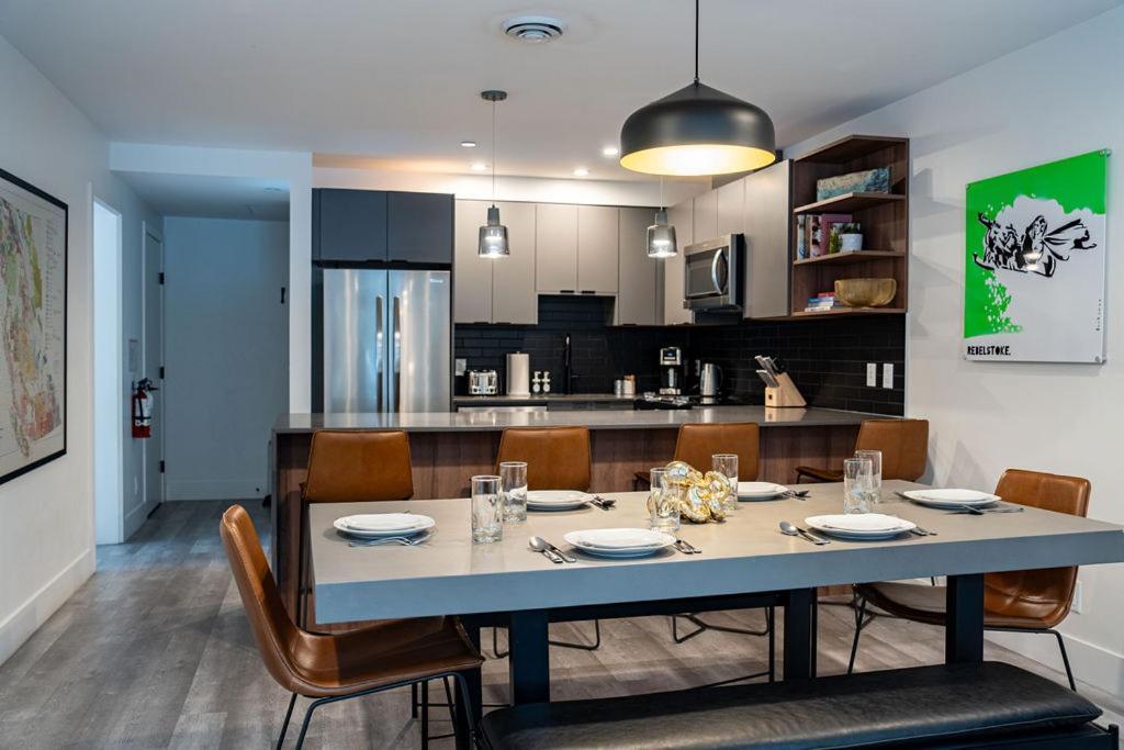 Apartament Revel In The Stoke By Revelstoke Vacations Zewnętrze zdjęcie
