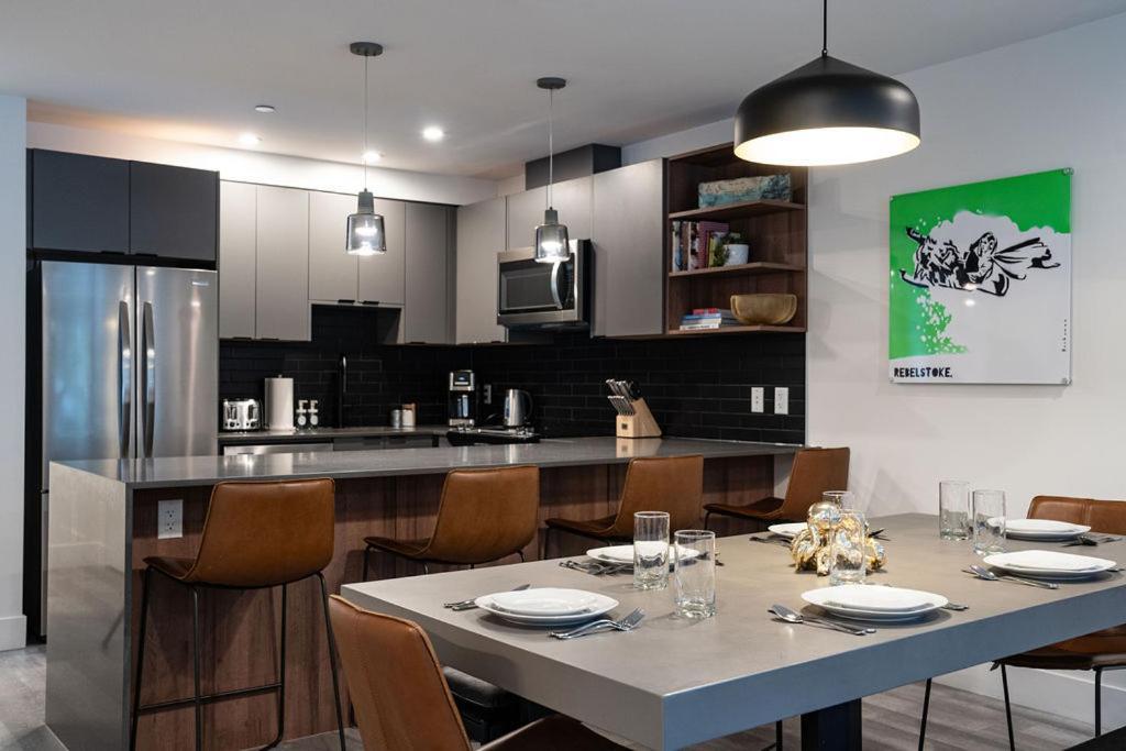 Apartament Revel In The Stoke By Revelstoke Vacations Zewnętrze zdjęcie